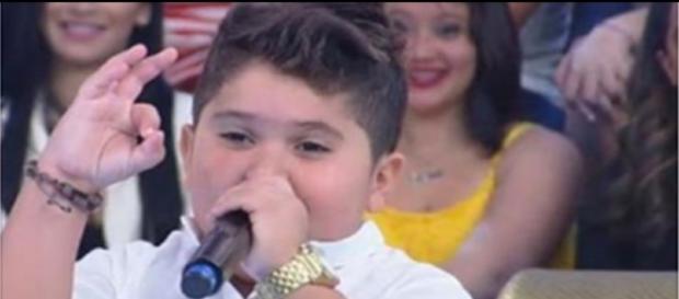 Menino se irrita com Raul Gil em programa Menino se irrita com Raul Gil em programa