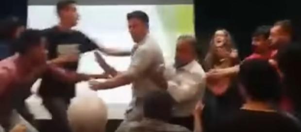 O estudante foi retirado a força do local e recebeu insultos por parte dos ouvintes. O estudante foi retirado a força do local e recebeu insultos por parte dos ouvintes.