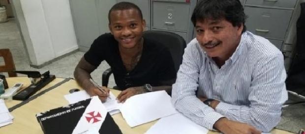 O novo reforço ''Manga'' assinando contrato junto om seu empresário (Foto: empresário Raul Ramirez) O novo reforço ''Manga'' assinando contrato junto om seu empresário (Foto: empresário Raul Ramirez)