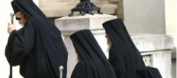 Preotul se afla în saună cu două prostituate Preotul se afla în saună cu două prostituate
