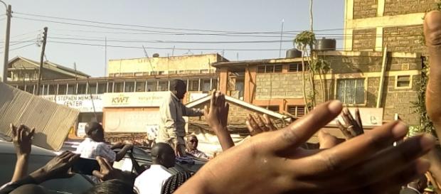 President Kenyatta acknowledges greetings from Kahawa West Residents in Nairobi_By Nicholas Waigwa President Kenyatta acknowledges greetings from Kahawa West Residents in Nairobi_By Nicholas Waigwa