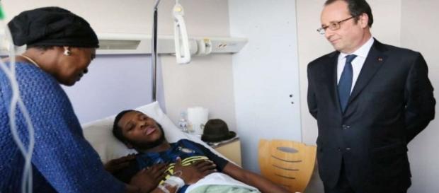 Theo est toujours sur son lit d'hôpital Theo est toujours sur son lit d'hôpital