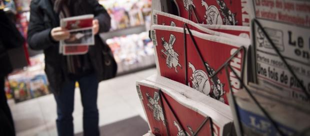 un lettore acquista l'ultimo numero della rivista satirica Charlie Hebdo un lettore acquista l'ultimo numero della rivista satirica Charlie Hebdo