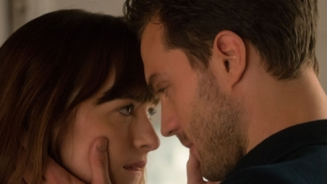Jamie Dornan e Dakota Johnson in Cinquanta Sfumature di Nero