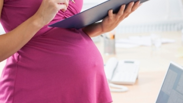 L'azienda che ha assunto la donna al nono mese di gravidanza &egrave; stata criticata dagli ex dipendenti.