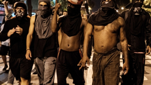 La città è nel caos, il tempo è scandito a colpi di arma da fuoco.