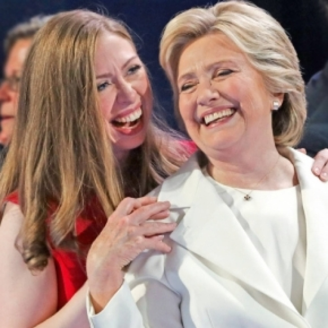 Hillary Clinton & Chelsea Clinton two peas in a pod? Photo: Blasting News Library - eonline.com