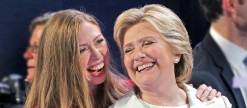 Hillary Clinton & Chelsea Clinton two peas in a pod? Photo: Blasting News Library - eonline.com