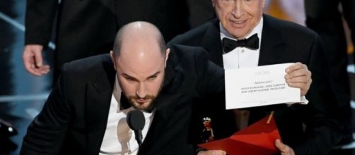 How the best picture Oscar snafu unfolded - YoutubeSub - youtubesub.com