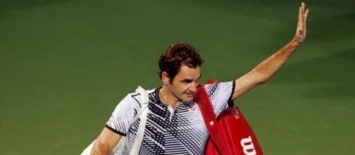 Roger Federer saluta i tifosi dopo l'incredibile sconfitta al secondo turno.