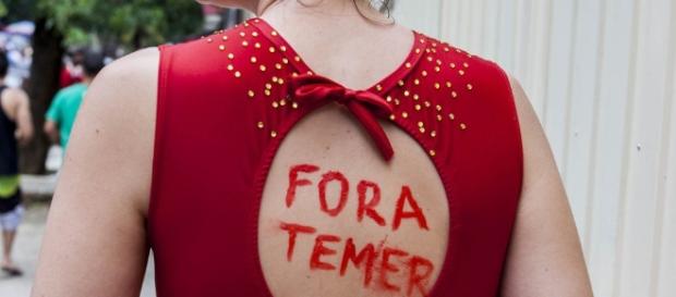 Grito de Fora Temer ecoou nas gargantas e figurinos neste carnaval Grito de Fora Temer ecoou nas gargantas e figurinos neste carnaval