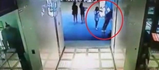 Jovem pula de sacada e morre ao tentar impressionar amigos no Snapchat. Jovem pula de sacada e morre ao tentar impressionar amigos no Snapchat.