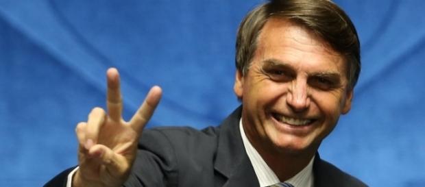 O deputado veio a público pedir por assinaturas na petição. O deputado veio a público pedir por assinaturas na petição.