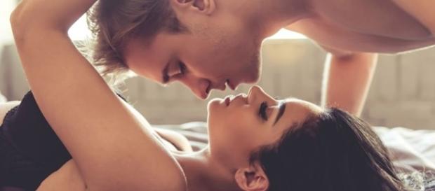 Quando uma pessoa olha nos olhos ou pega na mão da outra no hora do sexo é porque ela está amando de verdade Quando uma pessoa olha nos olhos ou pega na mão da outra no hora do sexo é porque ela está amando de verdade