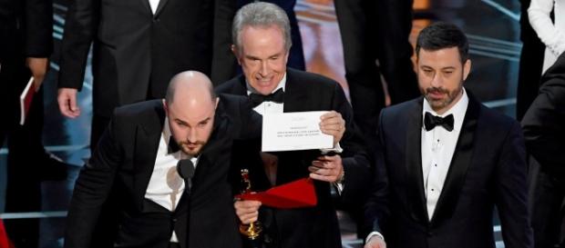 Warren Beatty e Jimmy Kimmel mentre spiegano l'errore al team di La La Land. Warren Beatty e Jimmy Kimmel mentre spiegano l'errore al team di La La Land.