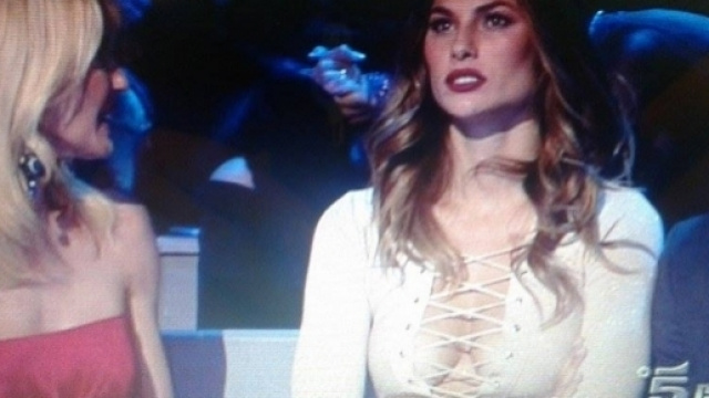 Dayane Melle ha sfoderato un notevole décolleté in trasmissione