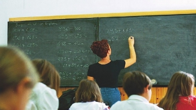 Un'insegnante ha costretto un alunno a pulire il pavimento del bagno sporco di urina.