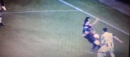 Le immagini evidenziano che il terzino del Milan non ha colpito il pallone con la mano