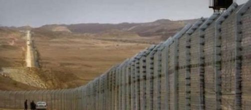 Mexico Wall. Image via Snopes.com