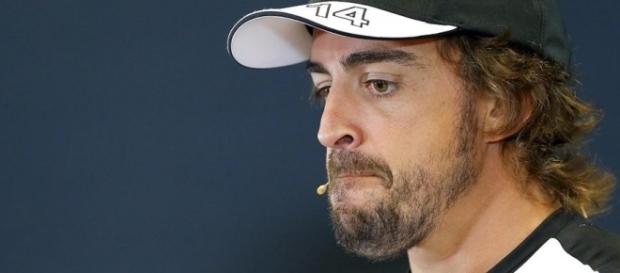 Alonso, visiblemente contrariado, ante la falta de rendimiento de su monoplaza Alonso, visiblemente contrariado, ante la falta de rendimiento de su monoplaza