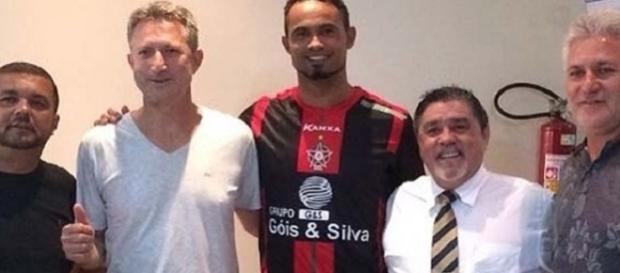Goleiro Bruno (centro) se reuniu com a diretoria do Boa Esporte Goleiro Bruno (centro) se reuniu com a diretoria do Boa Esporte