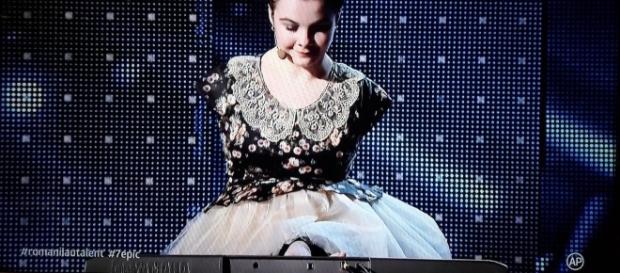Lorelai Moșneguțu, fata fară mâini care cântă la pian, a ajuns ... - libertatea.ro Lorelai Moșneguțu, fata fară mâini care cântă la pian, a ajuns ... - libertatea.ro