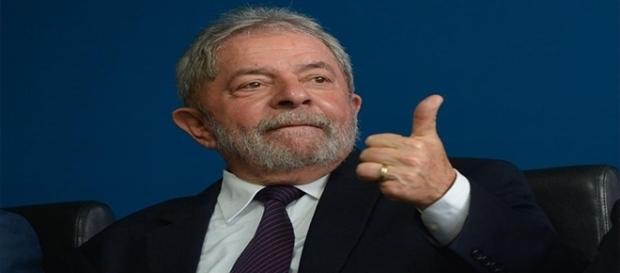 Lula viaja para lançar sua pré-candidatura Lula viaja para lançar sua pré-candidatura