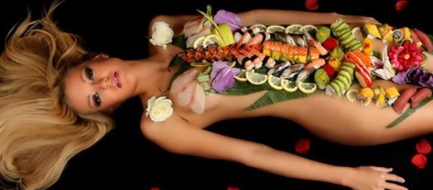 No Nyotaimori, o sushi é servido sobre o corpo de mulheres (Foto: Reprodução/YouTube) No Nyotaimori, o sushi é servido sobre o corpo de mulheres (Foto: Reprodução/YouTube)