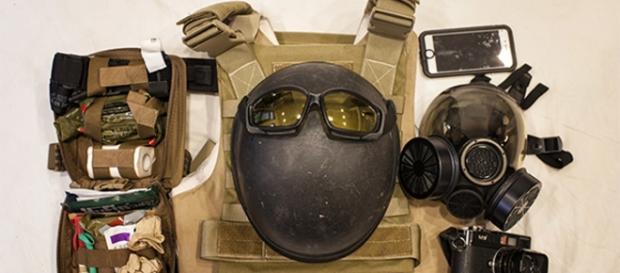 Os jornalistas devem estar equipados de acordo com de cada pauta. (Arte: Scout Tufankjian/CPJ) Os jornalistas devem estar equipados de acordo com de cada pauta. (Arte: Scout Tufankjian/CPJ)