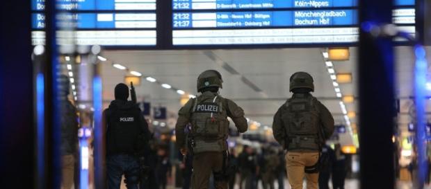 Verletzte bei Axt-Attacke im Düsseldorfer Hauptbahnhof - watson - watson.ch Verletzte bei Axt-Attacke im Düsseldorfer Hauptbahnhof - watson - watson.ch
