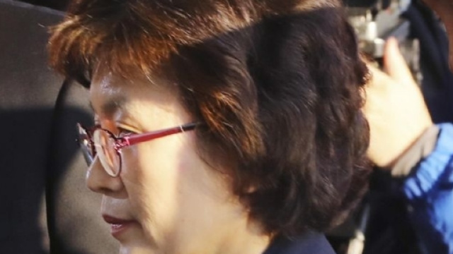 Dedizione al lavoro: la presidente della Corte Costituzionale della Corea del Sud nel giorno dell'impeachment arriva coi rollers in testa. Foto: Ansa.