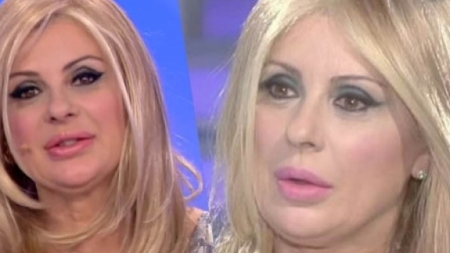 Ecco perché Tina indossa le parrucche.