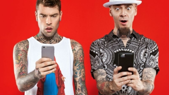 Fedez e J-Ax "Comunisti col Rolex"