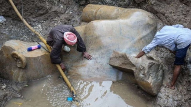 Frammenti della statua di Ramses II, sepolta dal fango alla periferia del Cairo