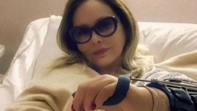 Incidente al braccio per Ornella Muti.