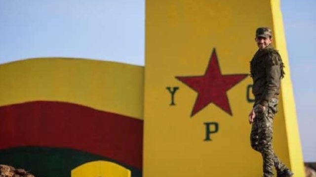 Un militare delle YPG kurde verso Raqqa