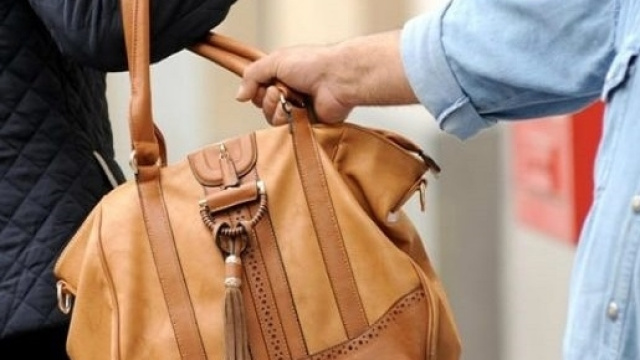 Uomo scippa una ragazza, fermato da due profughi nigeriani (foto d'archivio AllNews24)