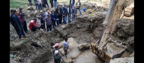 La gigantesca statua del faraone Ramses II riaffiora dal fango di una baraccopoli egiziana. Foto: Agi.