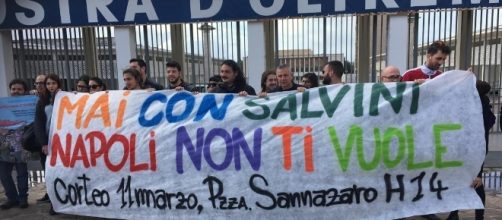 Napoli non vuole Salvini e la convention si trasforma in guerriglia