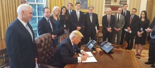 U.S. President Donald J. Trump signs orders furthering work on two major oil pipelines on Jan. 24 (Photo: White House/Wikimedia Commons)