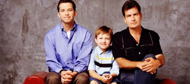Cena de "Two and Half Men", que está na lista das10 séries de TV para os homens assistirem Cena de "Two and Half Men", que está na lista das10 séries de TV para os homens assistirem