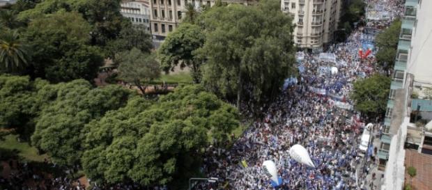 Docentes marchando hacia la capital provincial, La Plata (Fuente: Perfil) Docentes marchando hacia la capital provincial, La Plata (Fuente: Perfil)