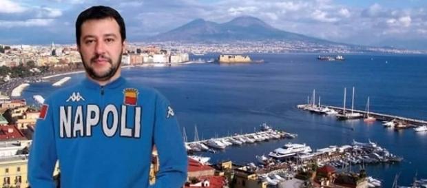 Il leader della Lega Matteo Salvini ritratto in un fotomontaggio con la maglia del Napoli Il leader della Lega Matteo Salvini ritratto in un fotomontaggio con la maglia del Napoli