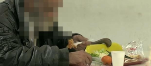 Un cittadino indigente pranza in una mensa realizzata da volontari Un cittadino indigente pranza in una mensa realizzata da volontari