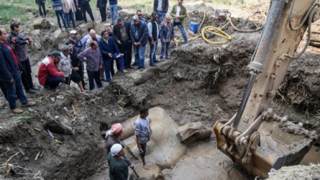 La gigantesca statua del faraone Ramses II riaffiora dal fango di una baraccopoli egiziana. Foto: Agi.