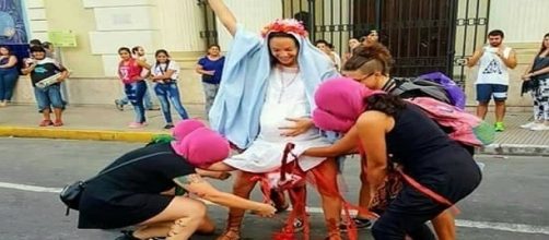 Mulheres encenam o aborto de Jesus aos risos em performance na Argentina
