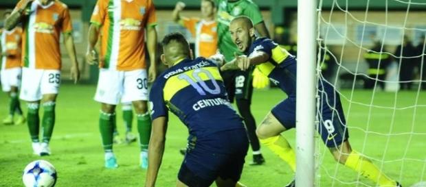 Darío Benedetto festeja su primer gol junto a Centurión. (Juano Tesone) Darío Benedetto festeja su primer gol junto a Centurión. (Juano Tesone)