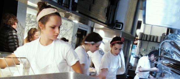 Equipo del restaurante Padella en acción Equipo del restaurante Padella en acción