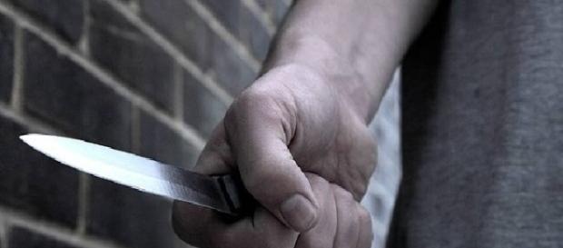 Femeia și-a atacat soțul cu un cuțit de bucătărie Femeia și-a atacat soțul cu un cuțit de bucătărie