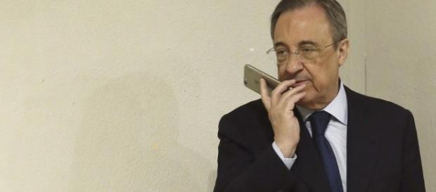 Florentino Pérez, manteniendo una conversación telefónica Florentino Pérez, manteniendo una conversación telefónica